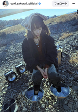 「なかなかシュール」桜井ユキ、川に入った後河川敷で足湯する姿にファンから心配の声「寒そう」「お体おだいじに」