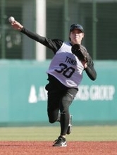 巨人ドラ２・田和廉、多くの報道陣やファンにも動じずマイペース「早慶戦で３６０度、人で埋まる球場でやっていたので」