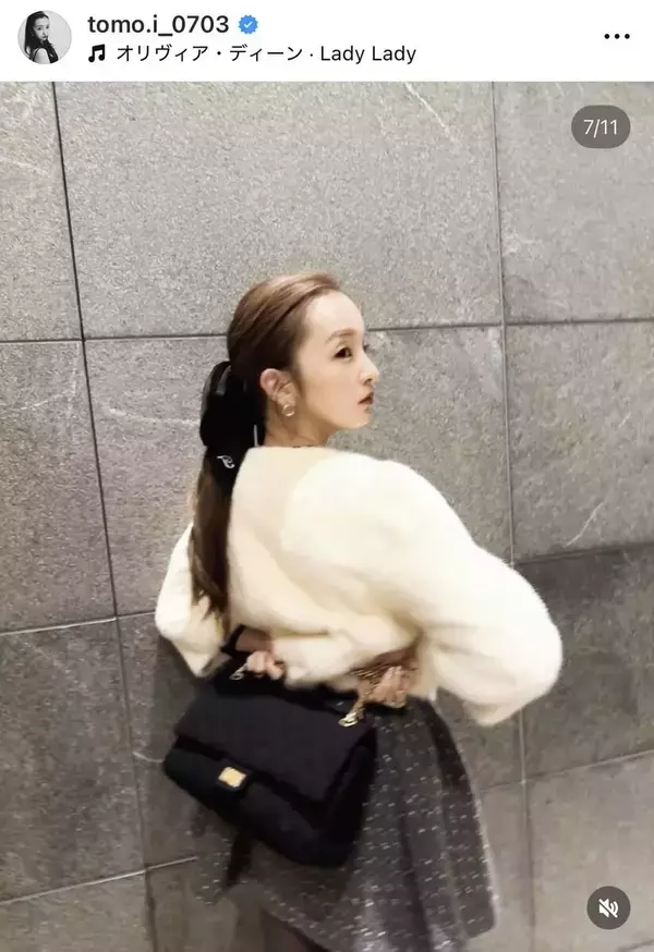 板野友美「でも、ミニを履きたい気分」黒タイツ姿に「スタイル良すぎ」の声