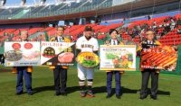 【巨人】きんかんたまたま、いちご、牛、豚、鶏、うなぎ…キャンプ地宮崎から特産品贈呈
