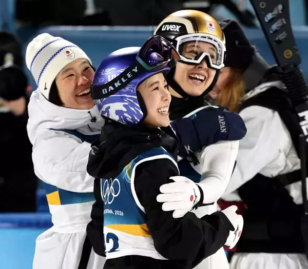 【五輪】熱い抱擁…銅メダルの丸山希を１３位高梨沙羅、１７位伊藤有希が祝福　高梨「幸せな気持ち。元気、勇気を…」