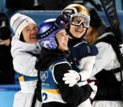 【五輪】熱い抱擁…銅メダルの丸山希を１３位高梨沙羅、１７位伊藤有希が祝福　高梨「幸せな気持ち。元気、勇気を…」