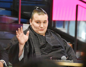 綱取りの大関・安青錦が食リポに挑戦　熱々のたこ焼きを巧みにＰＲ…宿舎近くのショッピングセンターのイベントに登場