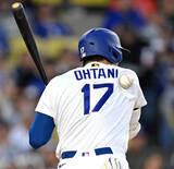 「大谷翔平、死球は大丈夫？　心配するスタッフの前で右肩グルグル　リンドアはスリスリ　１６日に二刀流出場予定」の画像1