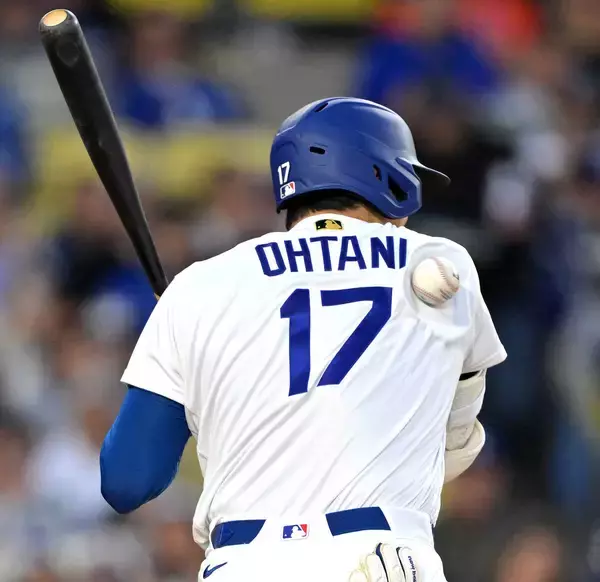 大谷翔平、死球は大丈夫？　心配するスタッフの前で右肩グルグル　リンドアはスリスリ　１６日に二刀流出場予定