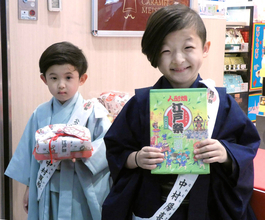 中村獅童の息子２人が「江戸祭人形焼」お渡し会　２５０セット完売に長男・陽喜「チョコ味が好き」