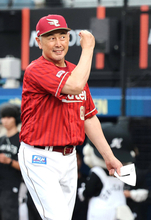 楽天・吉井理人監督、古巣ロッテとの初陣で“帽子シュッ”披露「ポランコとやってる」「やめての気持ち」と賛否の声