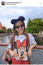若槻千夏の胸元で存在感放つ“大きなミニー”に視線集中！ディズニーランドを満喫するプライベートショットに反響続々