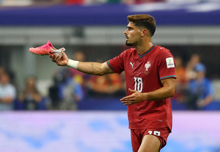 【Ｗ杯】スパイクのかかとに穴が！ポルトガルＭＦネトが試合中に交換「靴ずれしていますね」「初めて見た」ネットざわつく
