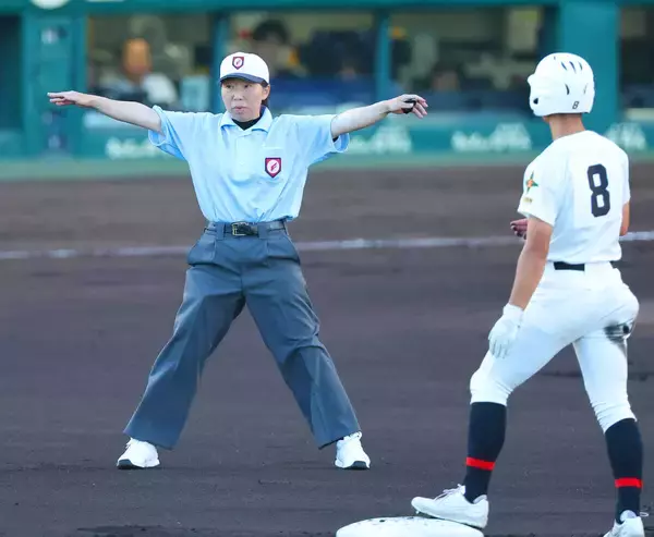 【甲子園】女性審判員が春夏通じて初ジャッジ　開幕戦で森田真紀さんが二塁塁審「失敗はできないプレッシャーがあった」「支えられて終わることができた」試合後は目を潤ませる