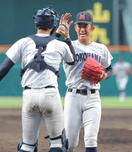 【甲子園】「マウンドに上がるだけで…」横浜・織田翔希が大歓声に笑顔「うれしい気持ち」２戦連続救援０封で８強入り貢献