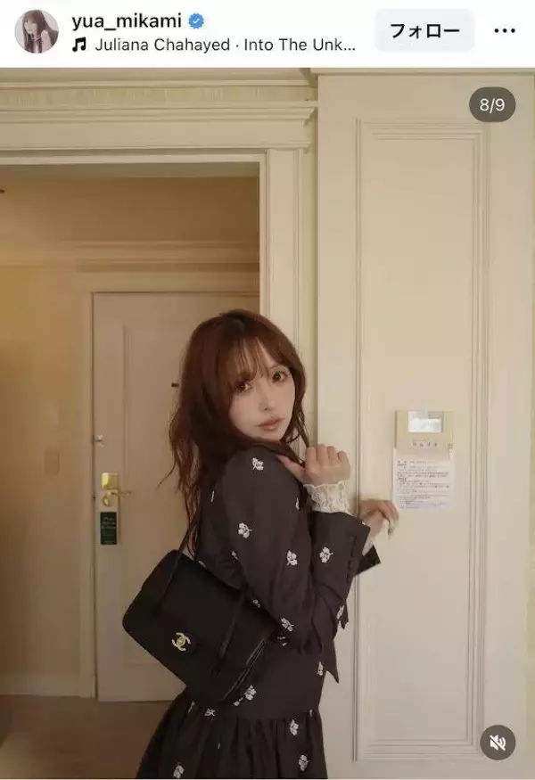 三上悠亜、黒ワンピから美脚スラリ！「ほら〜」「可愛くて美しいお姫様」「素敵過ぎて最高」「クラシカルな雰囲気」