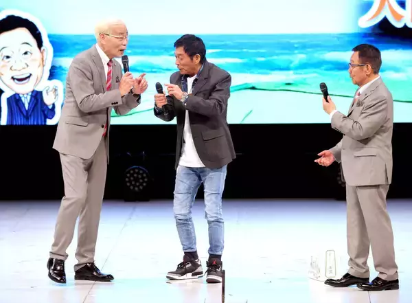 オール阪神・巨人結成５０周年記念公演千秋楽　明石家さんま「おすし」差し入れ　お返しに巨大コテ＆尿漏パンツ