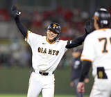 「【巨人】今季初のサヨナラ勝ち！佐々木俊輔に強攻サインで劇的初サヨナラアーチ「最高でーす。気持ち良かったです」」の画像1