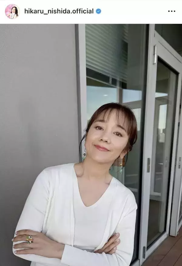 ５３歳になった“元ＣＭ女王”　青スカートの清楚な姿が「相変わらず美しい」「スタイルめっちゃ良い」「すごく綺麗」西田ひかるに反響