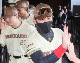 【日本ハム】“ＷＥ　ＬＯＶＥ　ＨＯＫＫＡＩＤＯシリーズ”開幕　新庄剛志監督、選手らがウェルカムハイタッチでお出迎え