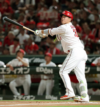 【広島】坂倉将吾が勝ち越しソロ！“七夕の奇跡”逆転サヨナラ２ラン以来の一発で２年ぶり５度目の２ケタ本塁打に到達　前夜まで２９打席連続無安打の４番打者が意地の一振り