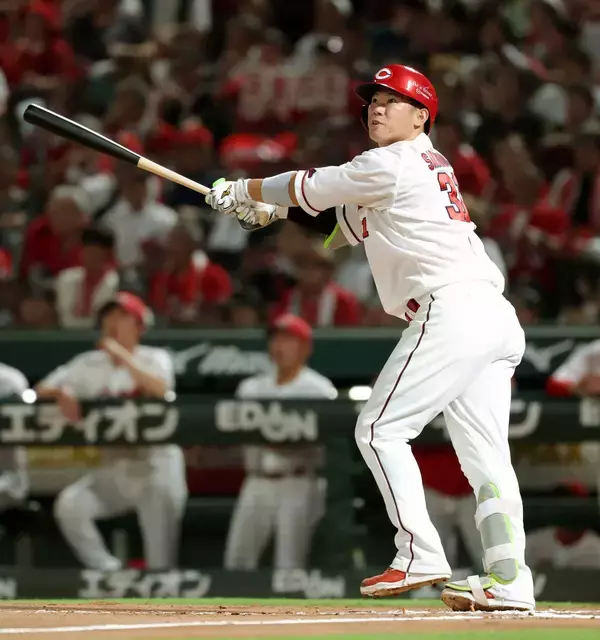 【広島】坂倉将吾が勝ち越しソロ！“七夕の奇跡”逆転サヨナラ２ラン以来の一発で２年ぶり５度目の２ケタ本塁打に到達　前夜まで２９打席連続無安打の４番打者が意地の一振り