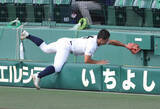 「【甲子園】カメラマン席に落下…ボールは離さん！東日本国際大昌平・渡辺頼都が開始直後にビッグプレー」の画像1
