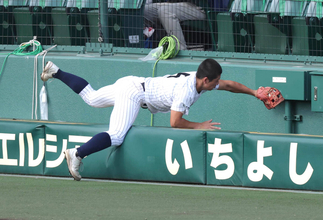 【甲子園】カメラマン席に落下…ボールは離さん！東日本国際大昌平・渡辺頼都が開始直後にビッグプレー