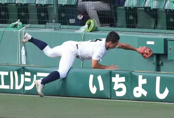 【甲子園】カメラマン席に落下…ボールは離さん！東日本国際大昌平・渡辺頼都が開始直後にビッグプレー