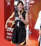 「角田夏実さん、渋谷のど真ん中でバスケユニ姿を披露　ムッキムキ黄金の二の腕健在「朝に懸垂してきました♡」…１９日開幕アジア大会、ＴＢＳのＰＲイベントで」の画像1