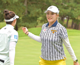 【女子ゴルフ】桑木志帆が４アンダー単独トップでホールアウト　山下美夢有、吉田優利も３差好位置　午前組終了