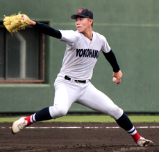 【高校野球】流れ食い止めたスクイズ外し　横浜・小林鉄三郎「意図的」カットボールを投げる瞬間に軌道修正…秋季神奈川県大会