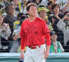 【広島】新井貴浩監督、来季は笑顔解禁「普通の自分に戻りたい」通称ゾンビタバコをめぐる騒動に揺れた１年「笑いたくても…」５年目の続投が正式決定