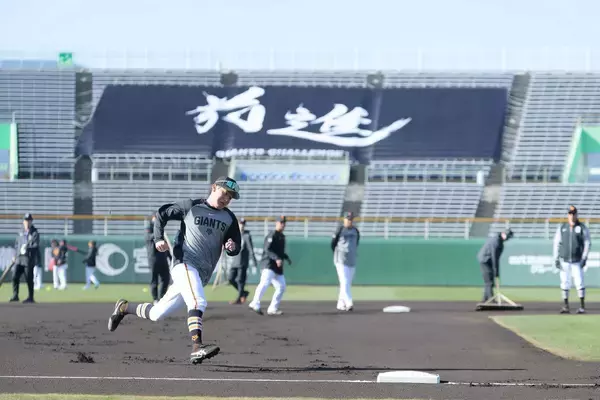 【巨人】ドラ１竹丸和幸らルーキー３投手が１軍野手陣と初の投内連係　機敏な動き披露