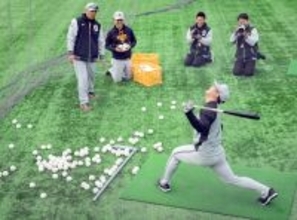 「強化じゃない、サランだよ」巨人・石塚裕惺へ阿部監督が愛のムチ　名物“強化ティー打撃”３００球に悶絶