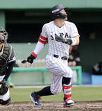 「侍ジャパン・佐藤輝明が２打席連続適時打で２回までに３打点　快足・周東佑京が一塁から一気に生還」の画像1