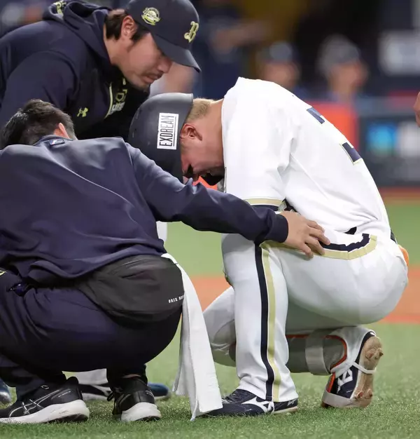 【オリックス】杉沢龍が右手首付近に死球…その場でうずくまり、負傷交代　代走・麦谷祐介がコール