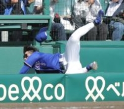 【中日】福永裕基に心配なアクシデント…担架で退場、ファウルフライ追ってカメラマン席に飛び込む