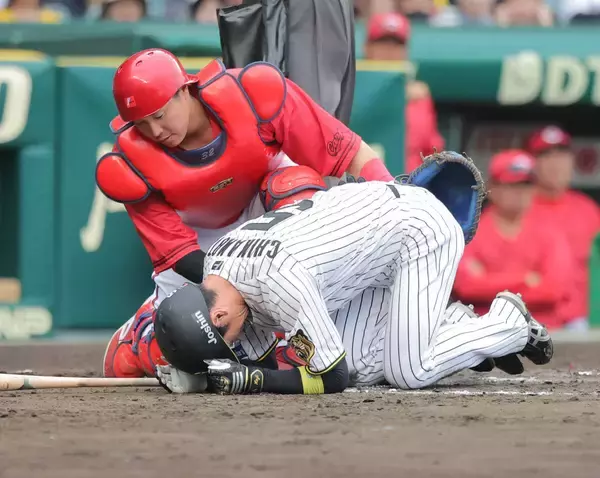 【阪神】近本光司が左手首付近に死球を受け倒れ込む　試合中に病院へ「僕の口から言えることはありません」