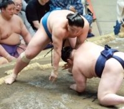 琴栄峰が若ノ勝との埼玉栄高同級生対決を制す　１敗を守る