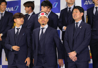 日本代表、北中米Ｗ杯の事前合宿地メキシコへ出発　“ブラボー”ことＤＦ長友佑都は闘魂ハチマキで式典に登場　チームに魂注入！