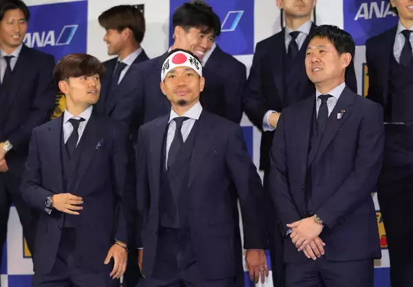 日本代表、北中米Ｗ杯の事前合宿地メキシコへ出発　“ブラボー”ことＤＦ長友佑都は闘魂ハチマキで式典に登場　チームに魂注入！