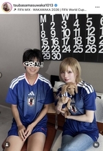 益若つばさ×息子×愛犬「みんなでお揃いしたよ」サムライブルーのユニホームで全力応援「こんなママいたら息子さんも鼻が高いだろうな」