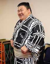 ２日間で６０６万円！　連日の結びで“極厚の束”１０１本の懸賞　幕内・藤ノ川、戦後初の初挑戦から横綱戦４連勝　前夜は予定変更で沖縄料理へ「今日こそ焼き肉に行く」