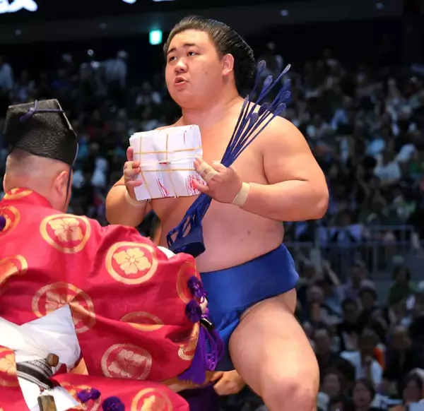 ２日で６０６万円！幕内・藤ノ川、連日の結びで“極厚の束”１０１本の懸賞にホクホク！「今日こそ焼き肉に行く」　戦後初の初挑戦から横綱戦４連勝
