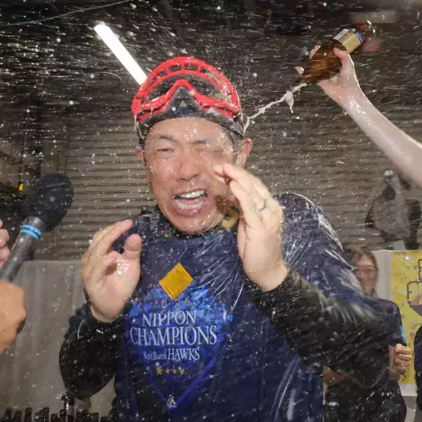 ビール３０００本！連続日本一のソフトバンクが祝勝会　小久保監督がナインが大ハッスル…昨年はシステム障害の影響で“シャンパンファイト”