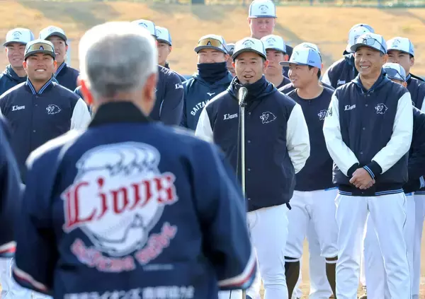 【西武】キャンプの主役は日南市長！？　２日連続“高市節”「耐えて耐えて耐えて…」…南郷キャンプスタート