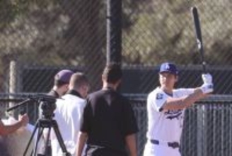 大谷翔平がキャンプ地で”“二刀流撮影”　ユニホーム姿で笑顔も