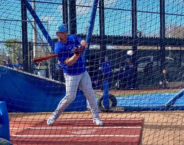 岡本和真がブルージェイズでキャンプイン！いきなり１２５メートル弾！背番号「７」のユニホーム姿お披露目はお預け