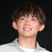 松丸亮吾「筋トレ成果が出てきてる」バキバキ腹筋がすごい！「イメージチェンジ？！」「かっこよすぎる！！」