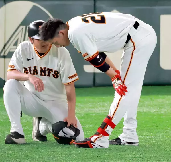 【巨人】戸郷翔征、５回ノーヒッター中にアクシデントでまさかの交代　攻撃で全力疾走→一塁を駆け抜けて座り込む　トレーナー駆け寄り球場騒然　足を負傷か