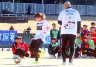 駿河屋サッカー教室でレスリング五輪３連覇の吉田沙保里さんもシュート…競技の枠超えて豪華メンバーが集結
