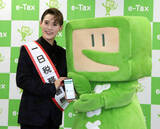 「ＯＳＫ日本歌劇団・翼和希が枚方市の税務署で一日税務署長に「背中がびしょびしょに汗かくくらい緊張」」の画像1