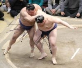 大の里が高安を激しい相撲の末に下し勝ち越し 　「本来の相撲ではない。２ケタ届くようにしたい」